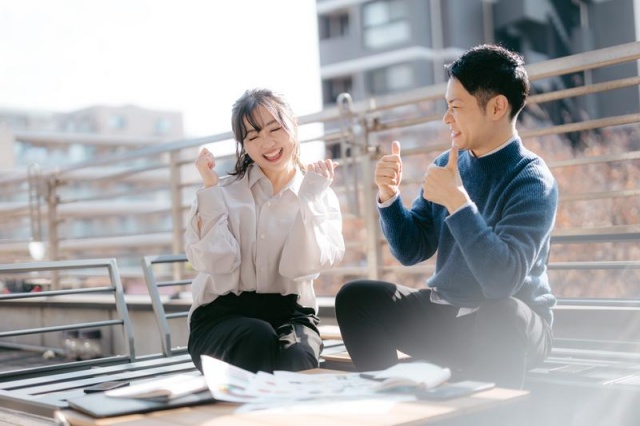 会話する男女