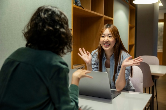 会話する女性