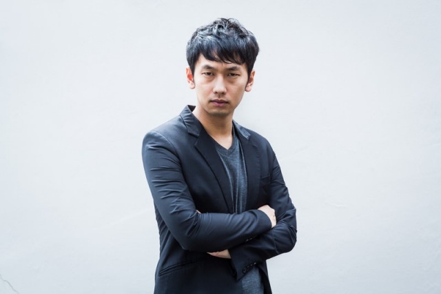 腕組みをする男