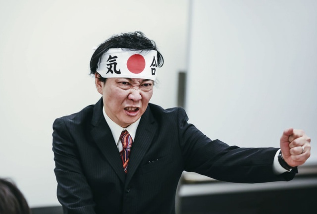 気合いを示す男