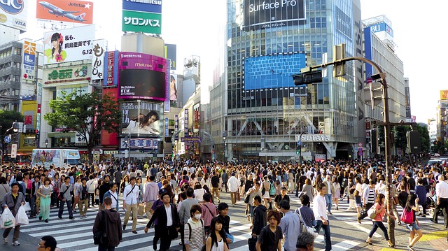 いろんな人々が行き交う渋谷の交差点