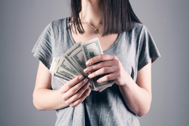 お金を持つ女性
