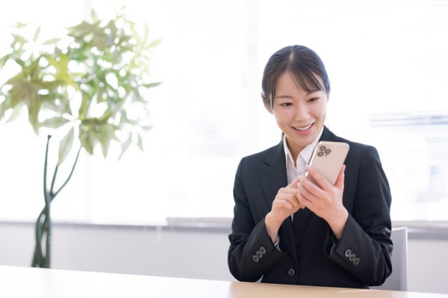 スマホで勉強する女性