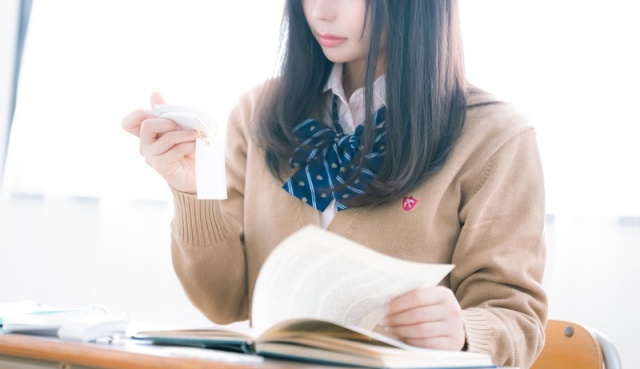 単語カードを見る女子生徒