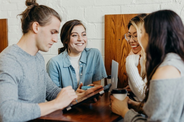 会話する人々